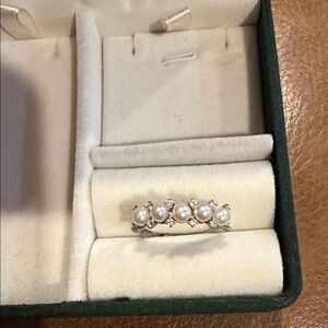 Elegant Pearl and Silver Women's Ring